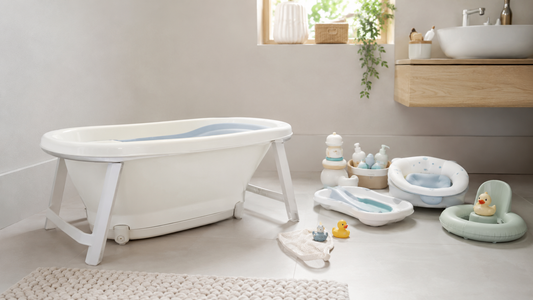 Accessoires de bain bébé inutiles ou déconseillés présentés à côté d’une baignoire bébé sécurisée dans une salle de bain moderne