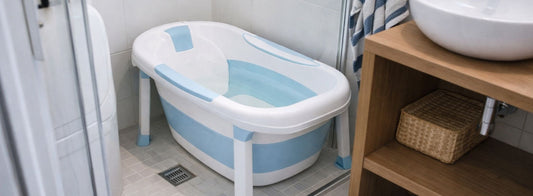 Baignoire bébé installée dans une salle de bain adaptée à l’espace disponible