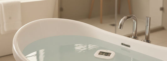 Baignoire bébé installée dans une salle de bain calme illustrant un rituel de bain rassurant