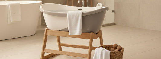 Préparation d’un bain de bébé dans une ambiance calme et sécurisée