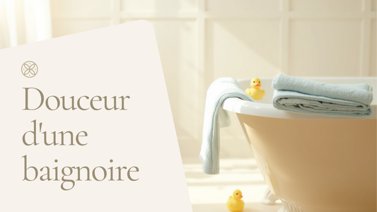 Petite baignoire bébé devenue trop juste, avec serviette pliée et canard de bain