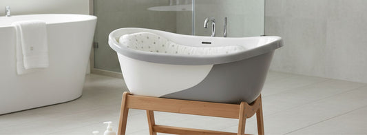 Organisation sécurisée du bain de bébé avec tapis antidérapant et support de maintien