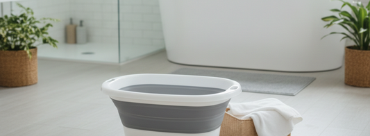 Organisation sécurisée de l’espace autour du bain de bébé dans une salle de bain