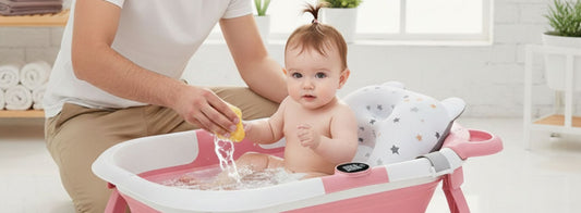 Parent seul donnant le bain à bébé avec une baignoire sécurisée