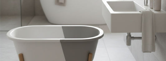 Préparation du premier bain de bébé dans une salle de bain calme et sécurisée