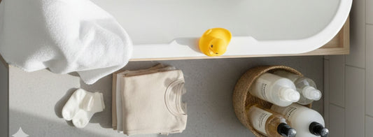 Préparation du bain de bébé avec les éléments essentiels disposés à portée de main