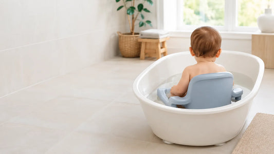 Siège de bain bébé installé dans une baignoire bébé moderne pour accompagner l’apprentissage de la position assise