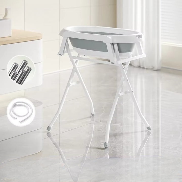  Baignoire bébé sur pied dans la salle de bain