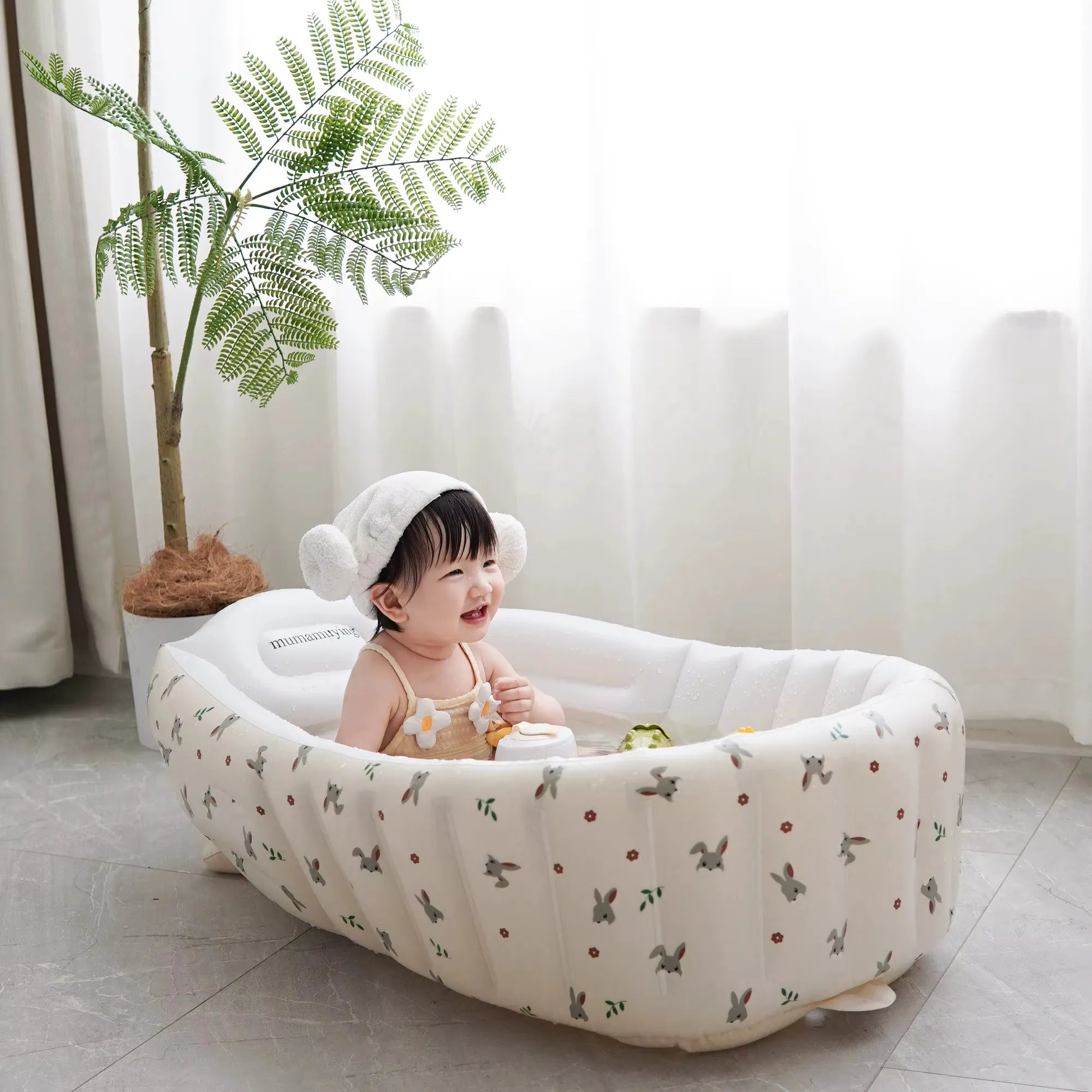 Baignoire pour bébé gonflable  détail intérieur  variante lapin.