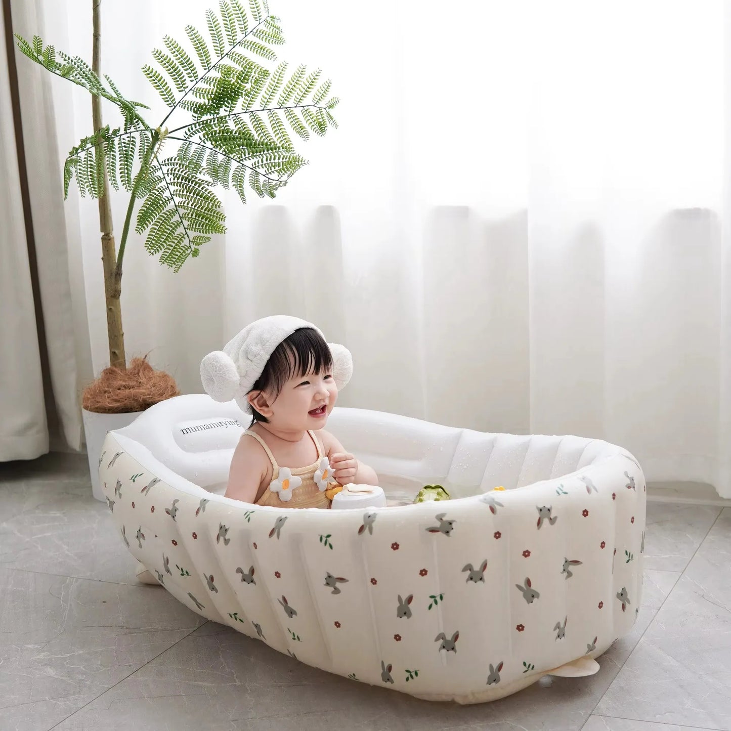 Baignoire pour bébé gonflable  détail intérieur  variante lapin.