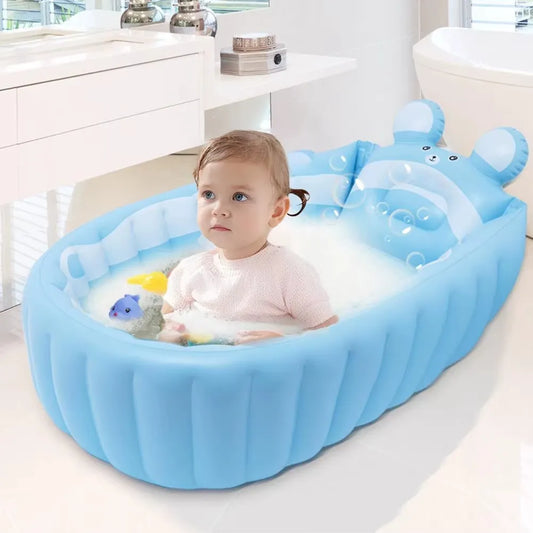 Bébé installé dans une baignoire bébé gonflable évolutive à la maison