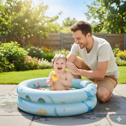 Baignoire-pataugeoire pour bébé de couleur bleue avec un motif de dinosaure et un papa en train de laver son bébé.