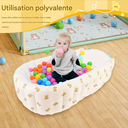 Baignoire bébé gonflable utilisée comme piscine à balles pour enfant en intérieur
