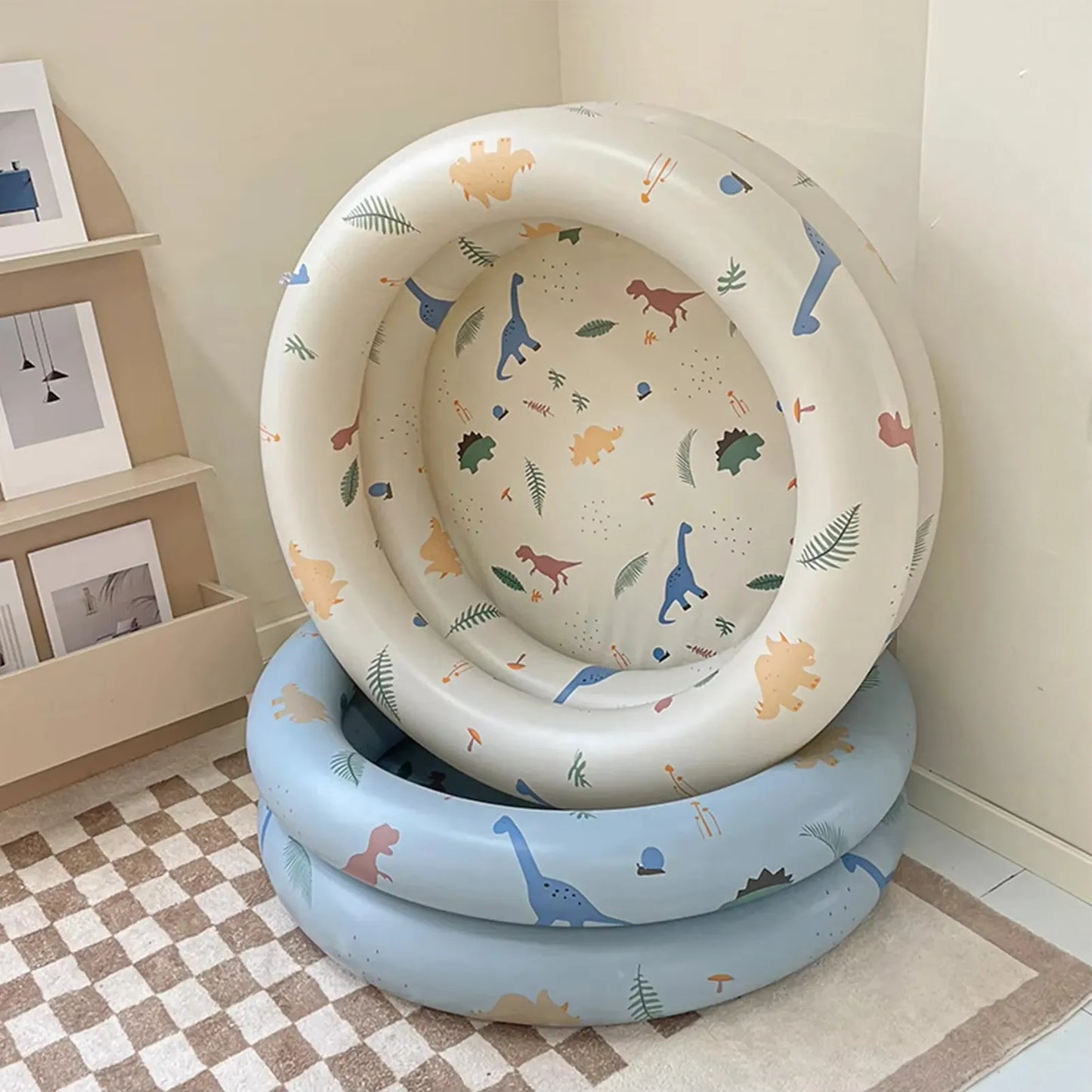 Baignoire bébé gonflable pour l'intérieur, design rond, bleu et beige.
