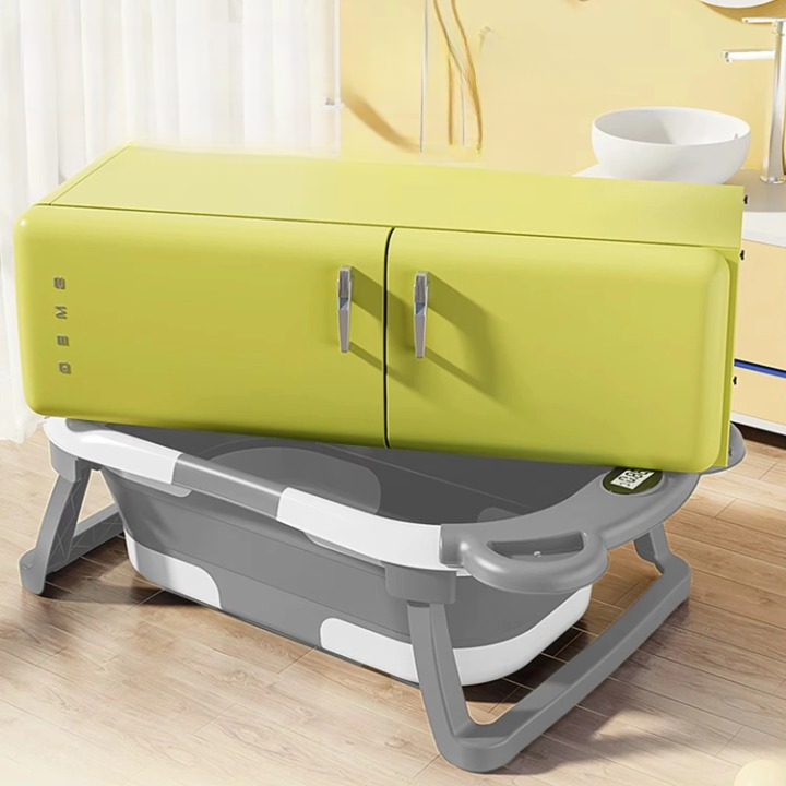 Baignoire bébé pliable utilisée dans une petite salle de bain avec un poids dessus