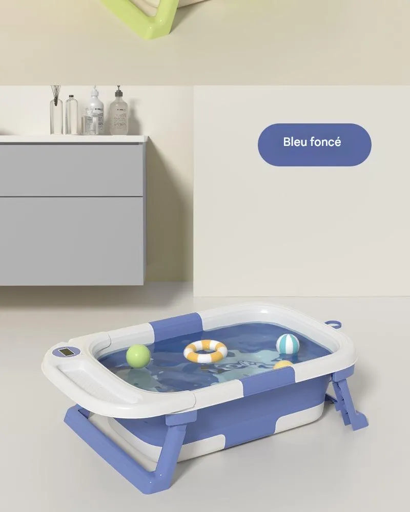 Baignoire bébé pliable bleu foncé remplie d'eau dans salle de bain