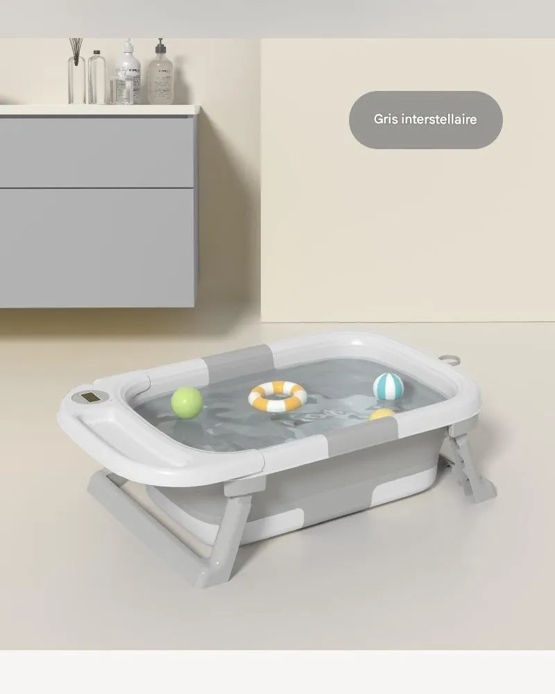 Baignoire bébé pliable gris interstellaire remplie d'eau dans salle de bain