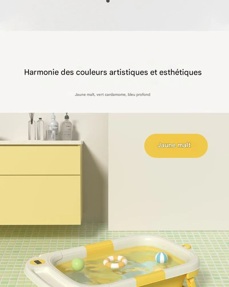 Baignoire bébé pliable jaune malt remplie d'eau dans salle de bain avec meuble