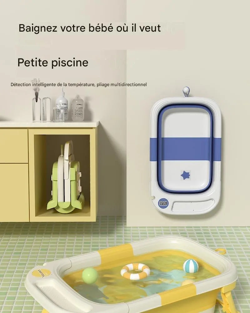Baignoire bébé pliable bleue suspendue au mur et jaune remplie sur carrelage