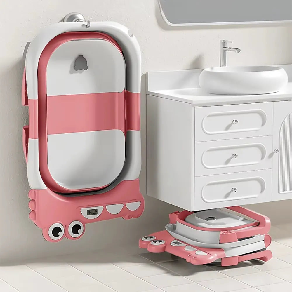 Baignoire bébé pliable rose rangée contre le mur dans une petite salle de bain