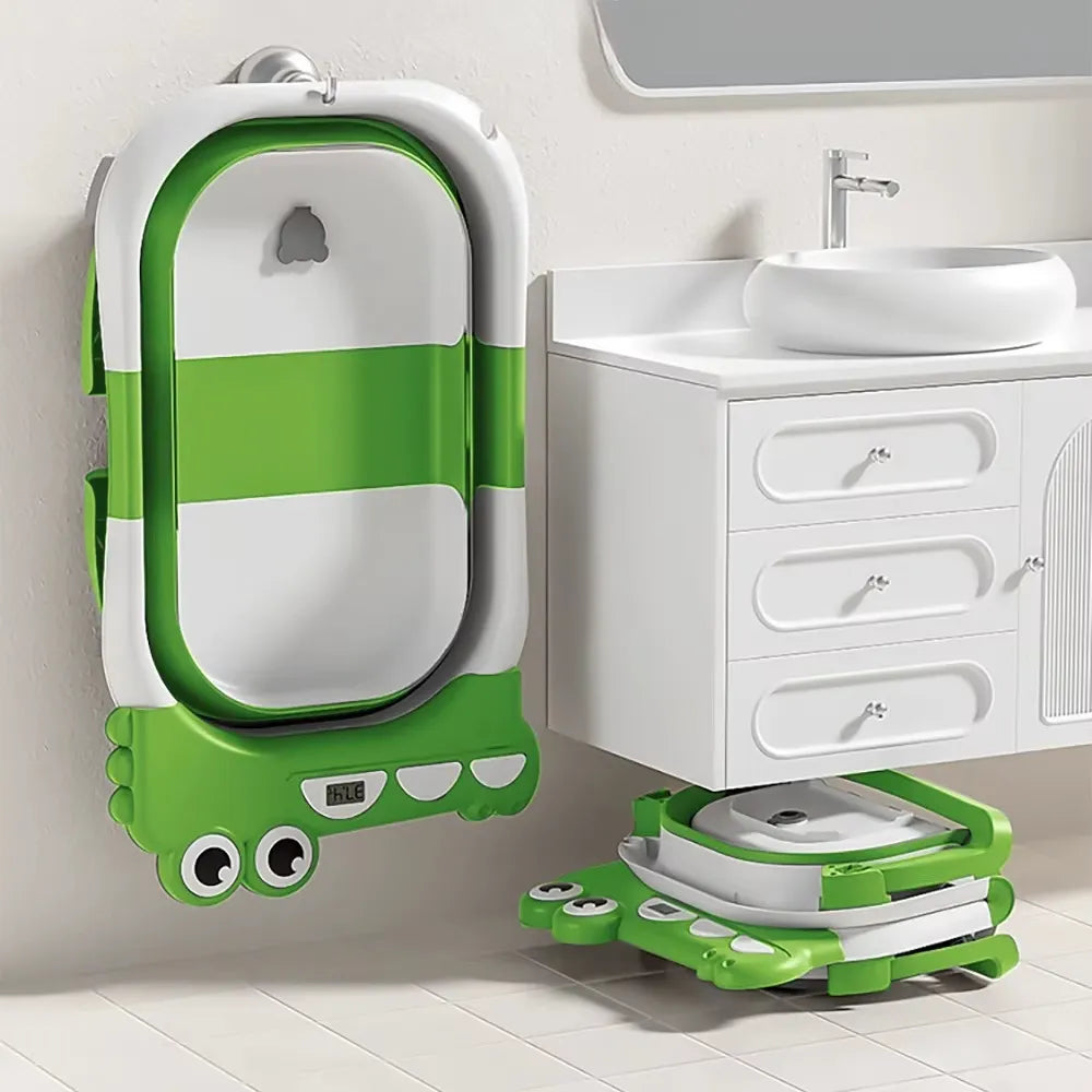 Baignoire bébé pliable verte rangée contre le mur dans une petite salle de bain