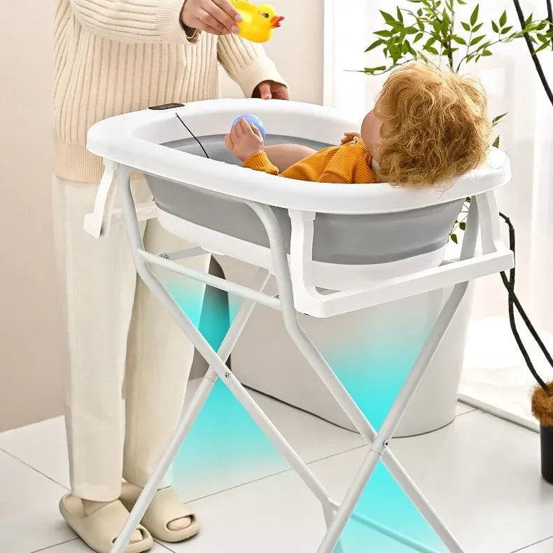 Maman faisant le bain de son bébé dans une baignoire bébé sur-pied 3 en 1