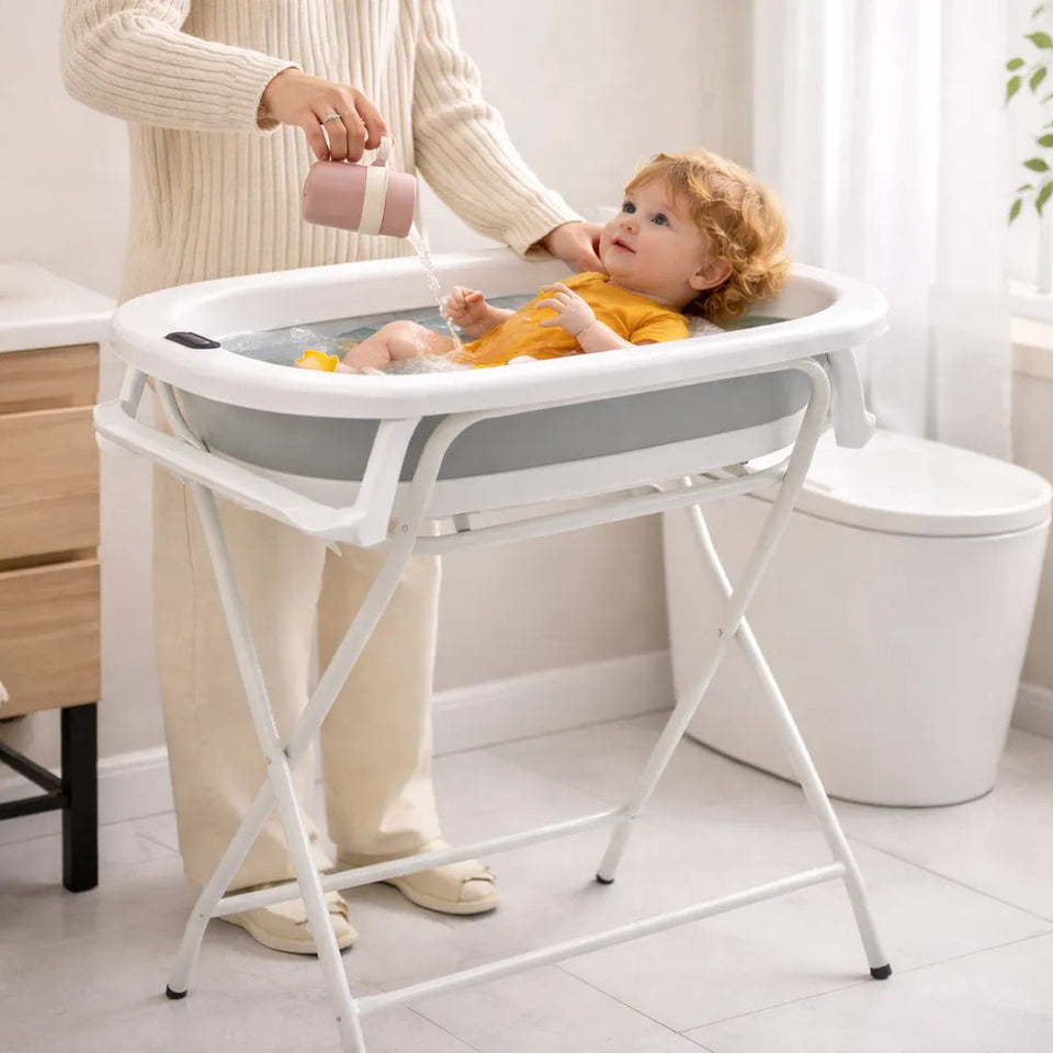  Maman faisant le bain de son bébé dans une baignoire bébé sur pied avec support