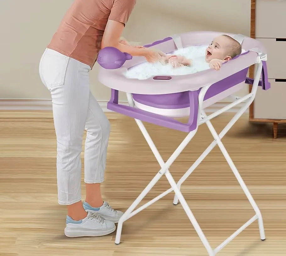 Baignoire bébé sur pied utilisée à hauteur confortable pour le bain quotidien