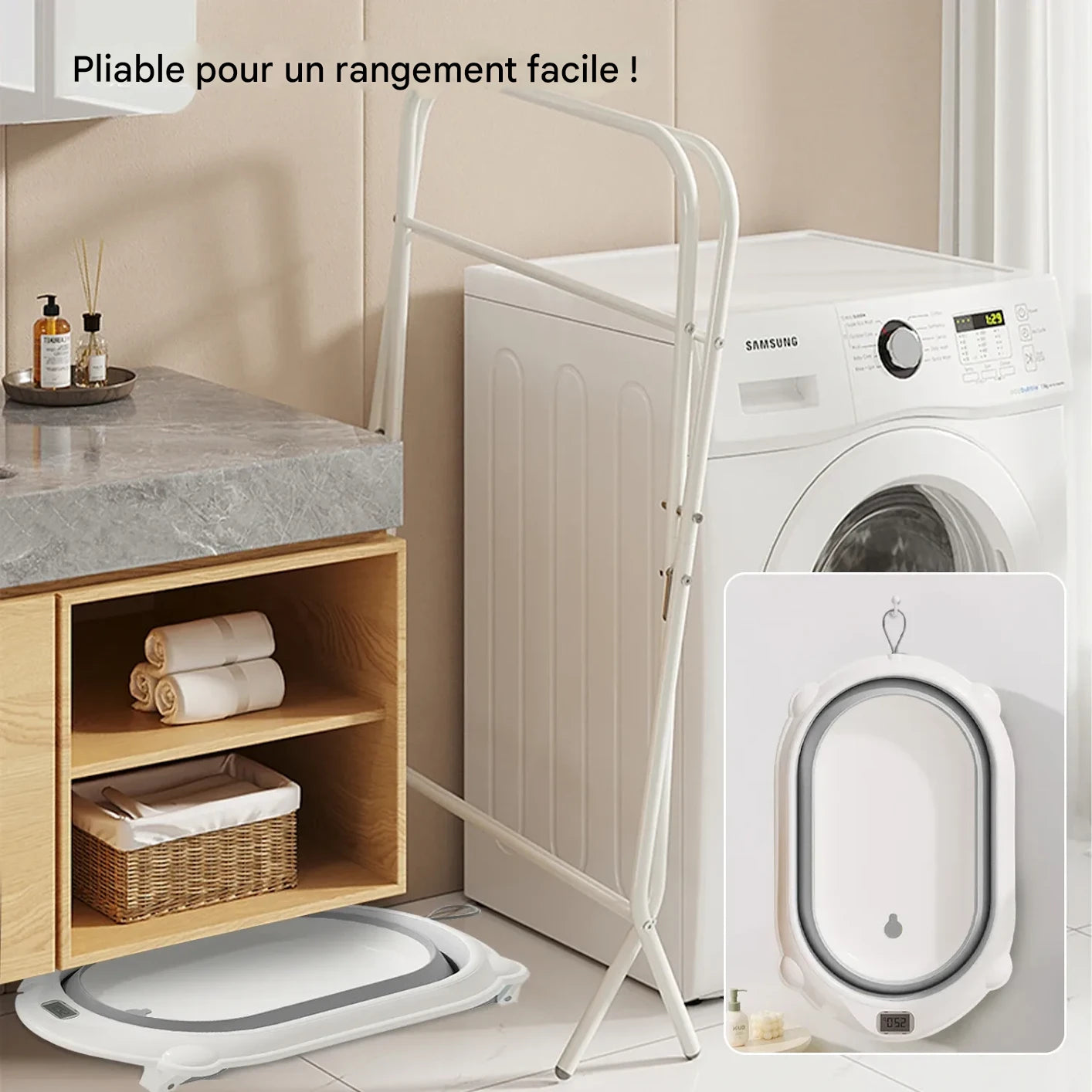 Pied de baignoire bébé sur pied rangé dans la douche