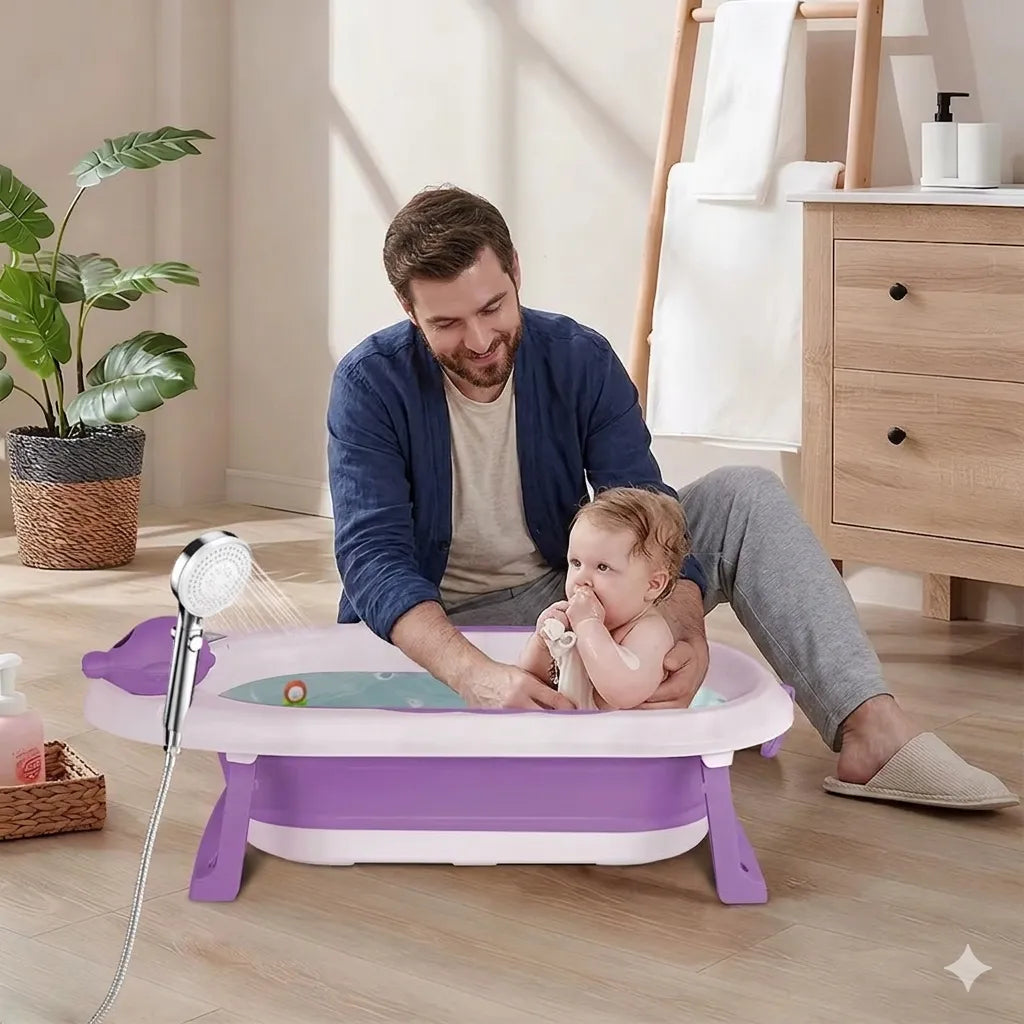 Parent donnant le bain à un bébé dans une baignoire bébé pliable sur pied violette