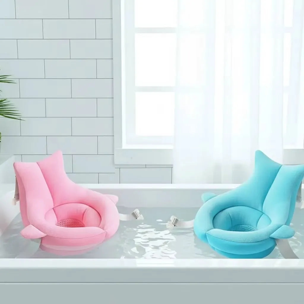 Coussin de baignoire pour bébé en forme de cocon pour prendre un bain dans une baignoire standard.
