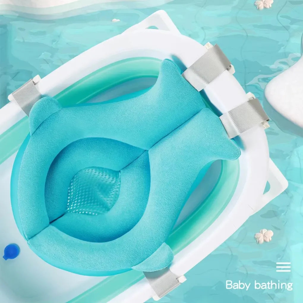 Détail de la matière douce du coussin de baignoire bébé enveloppant cocon de bain