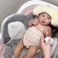 Coussin baignoire bébé fleur douce gris avec bébé dedans et maman.