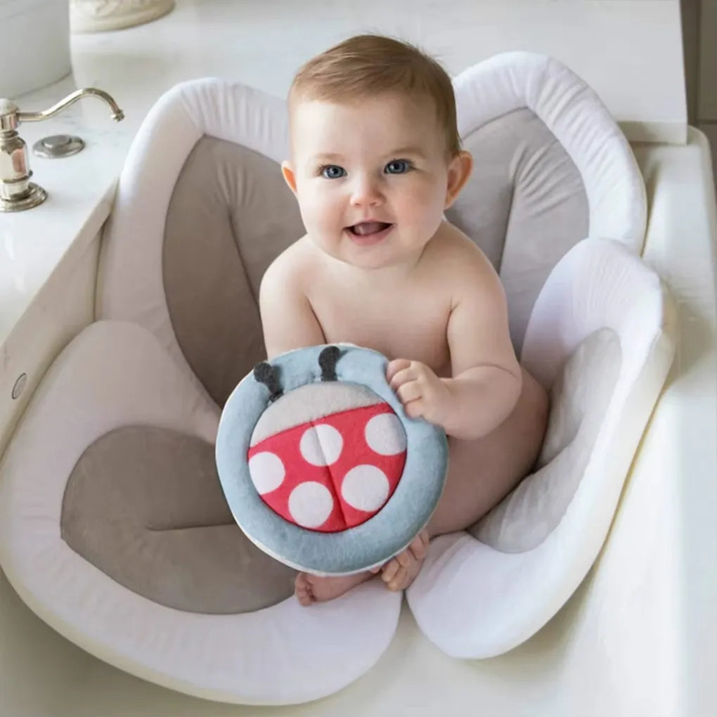 Coussin de baignoire pour bébé Fleur douce gris avec bébé