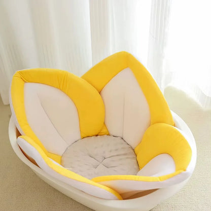 Coussin de baignoire pour bébé en forme de fleur douce jaune.