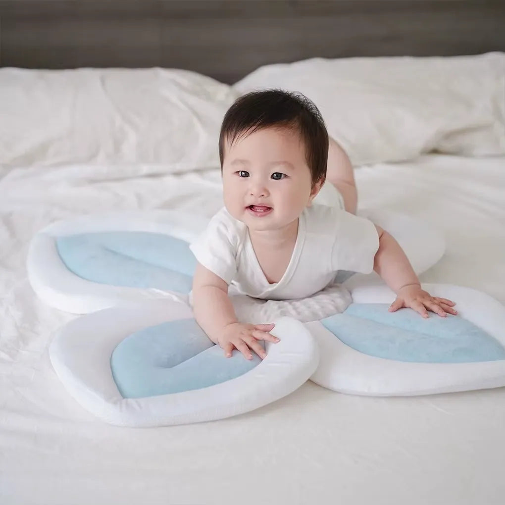 bébé allongé sur un coussin de baignoire bébé fleur douce en forme de fleur
