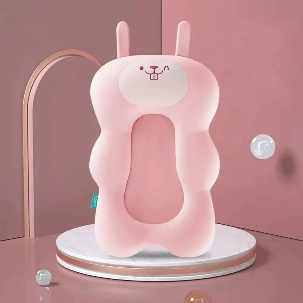 Coussin de bain en forme de lapin rose.