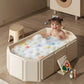 Grande baignoire bébé utilisée pour le bain d’un enfant en toute sécurité