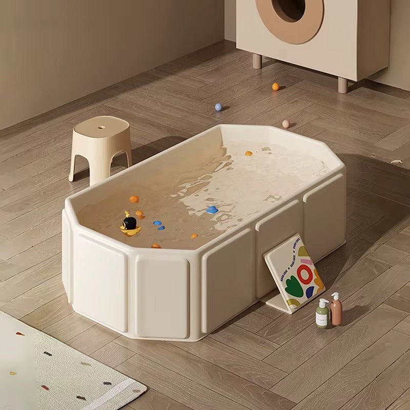 Grande baignoire pour bébé de couleur beige.