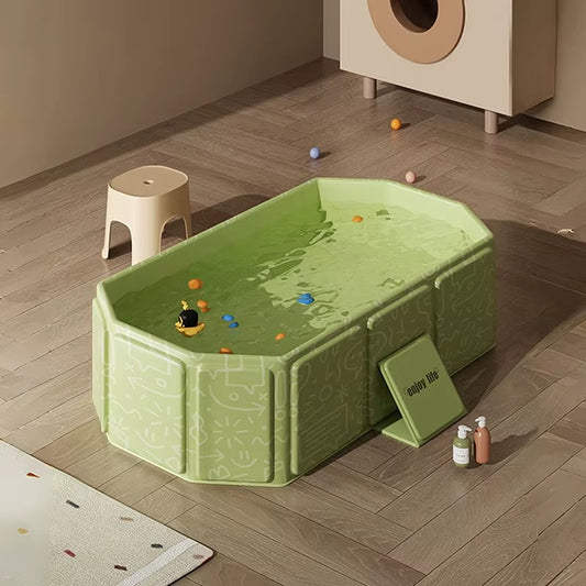 Grande baignoire pour bébé de couleur verte.