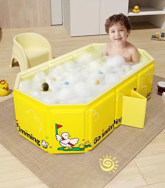 Cette grande baignoire pliable pour bébé est ludique et offre un grand espace sécurisé pour votre enfant.