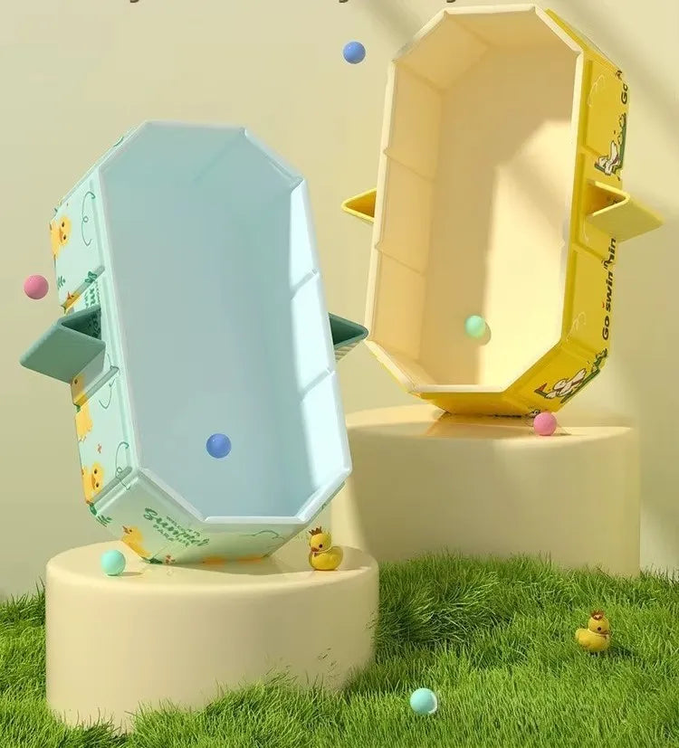 Grande baignoire bébé pliable en version jaune et bleue, design ludique avec motifs 