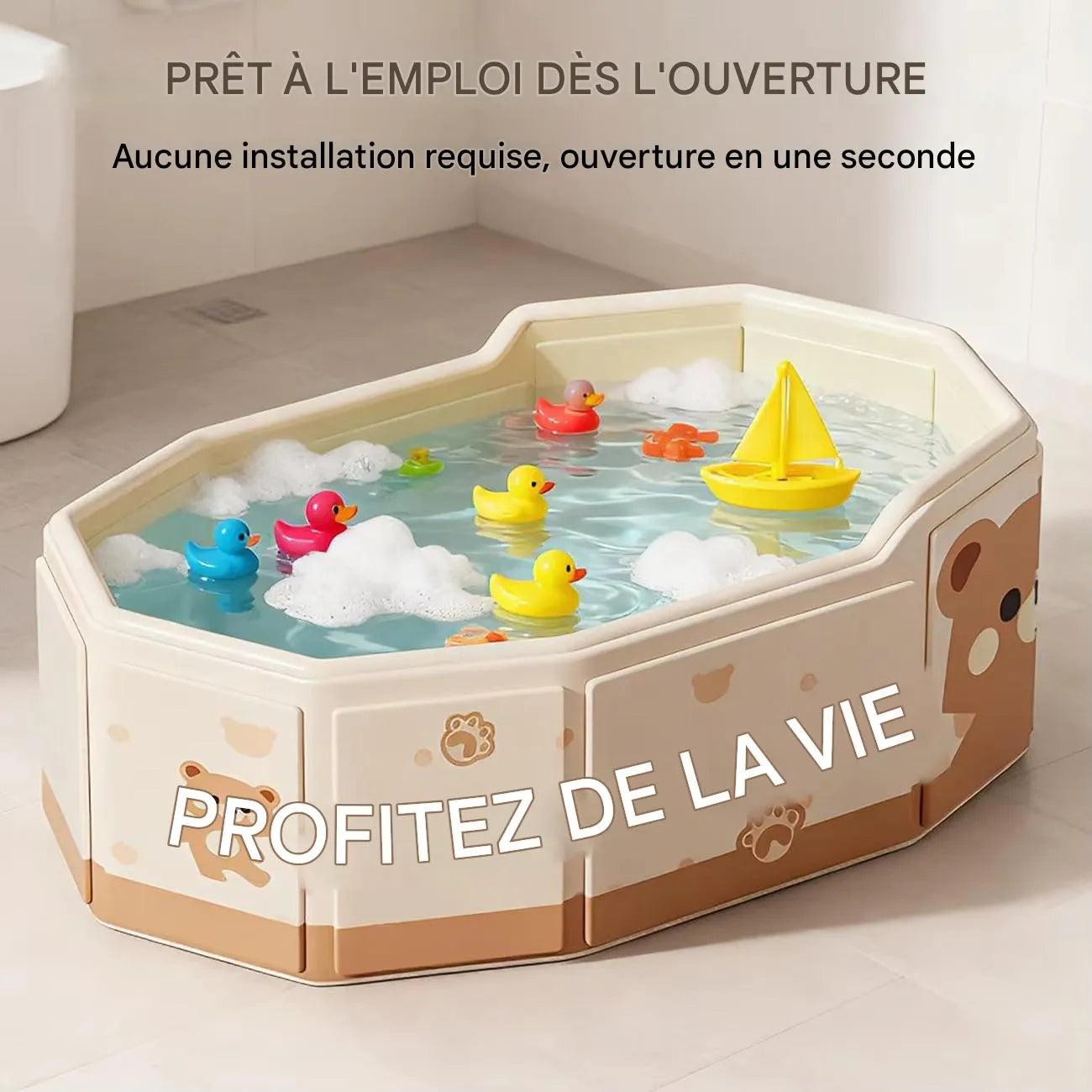 Grande baignoire bébé pliable utilisée pour le bain avec jouets flottants