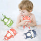 Bébé jouant avec un jouet de baignoire grenouille mécanique