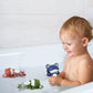 Bébé jouant avec un jouet de baignoire grenouille mécanique