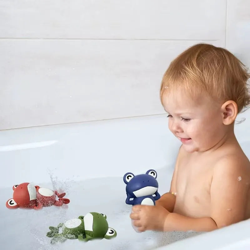 Bébé jouant avec un jouet de baignoire grenouille mécanique