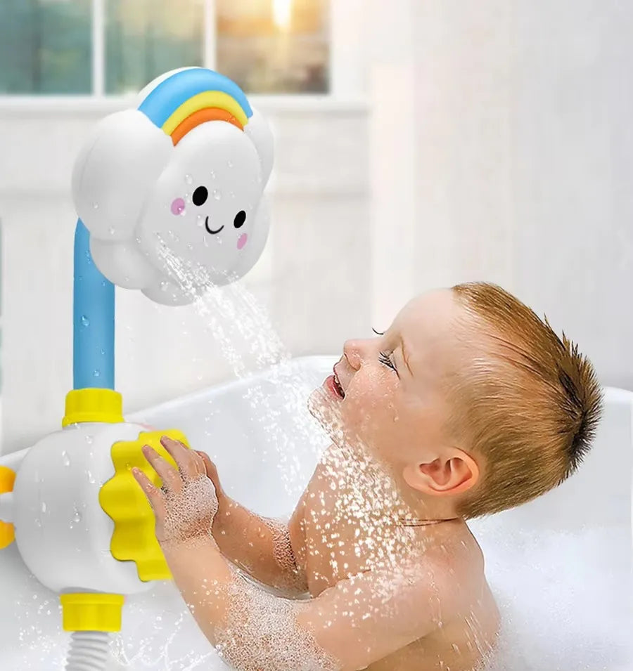 Bébé dans baignoire blanche jouant avec jouet nuage douche arc-en-ciel
