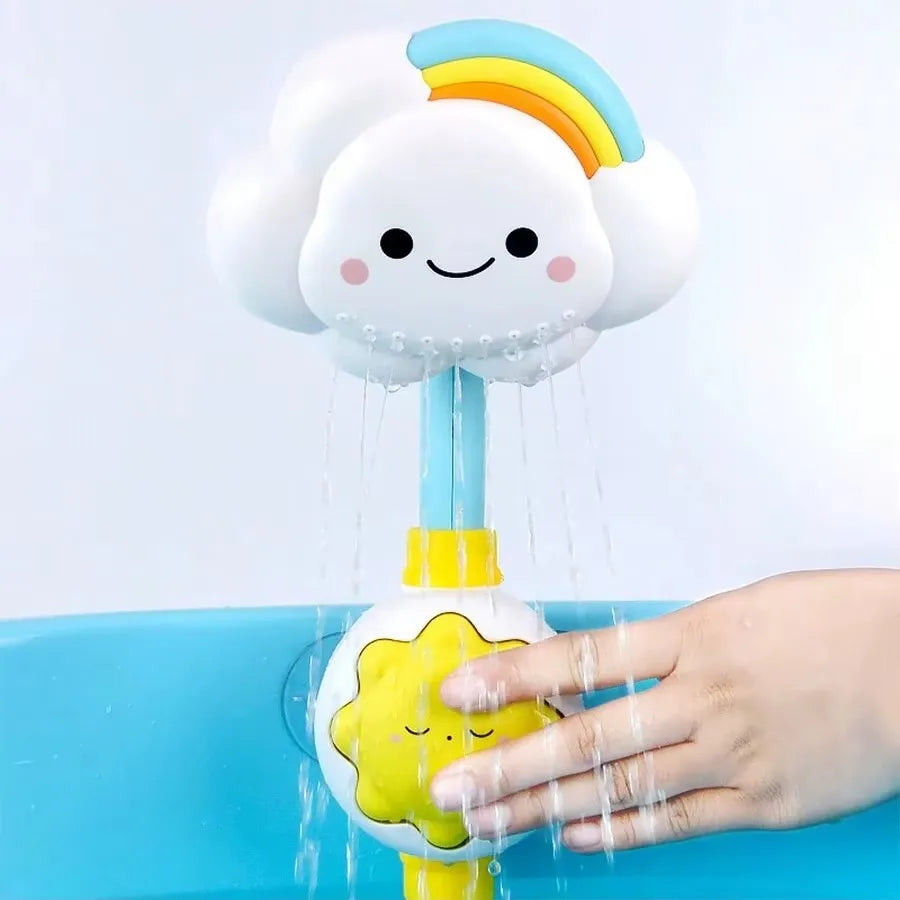 Main pressant le bulbe soleil du jouet nuage douche bébé posé sur baignoire bleue