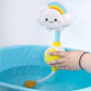 Main pressant jouet nuage douche bébé posé sur bord baignoire bleue