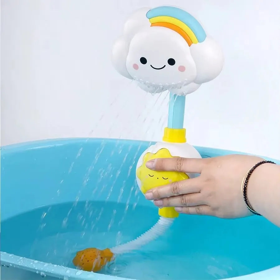 Main pressant jouet nuage douche bébé posé sur bord baignoire bleue